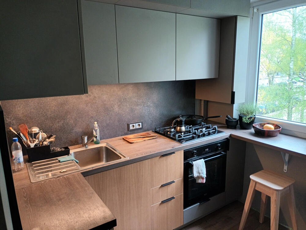kitchen made from oak veneer and grey chip board