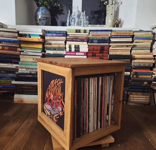 == Vinyl holder from oak wood== turnable, covers can be seen from the side, not for sitting